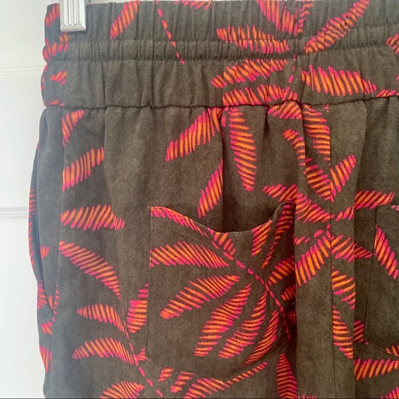 Printed Olive Crepe Shorts 4” - Picture 7 of 11